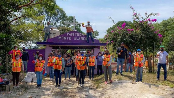 el Equipo DIF Teocelo encabezado por su Presidenta, Mara Chama Villa, en coordinación con la Dirección de Obras del Municipio,  trabajadores del H. Ayuntamiento y Limpia Pública, se llevó a cabo limpieza y mantenimiento en diferentes áreas del Panteón de Monte Blanco; con el apoyo del Agente Municipal, Vicente Peredo, se pintó la entrada y se recogió la basura orgánica e inorgánica, además se cortó y limpio el exceso de pasto  y maleza,  acciones en beneficio a los habitantes de la Tierra del Dios Tigre. 