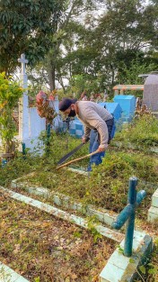 el Equipo DIF Teocelo encabezado por su Presidenta, Mara Chama Villa, en coordinación con la Dirección de Obras del Municipio,  trabajadores del H. Ayuntamiento y Limpia Pública, se llevó a cabo limpieza y mantenimiento en diferentes áreas del Panteón de Monte Blanco; con el apoyo del Agente Municipal, Vicente Peredo, se pintó la entrada y se recogió la basura orgánica e inorgánica, además se cortó y limpio el exceso de pasto  y maleza,  acciones en beneficio a los habitantes de la Tierra del Dios Tigre.