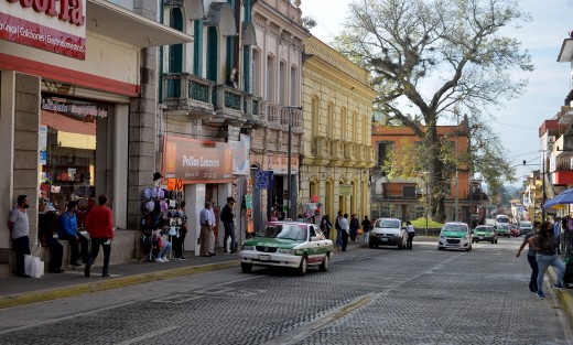 Luego de que en fin de semana autoridades estatales anunciaron que varios municipios de Veracruz comensarían con semáforo epidemiológico en color amarillo, o sea de riesgo moderado, ya se puede observar el regreso de varias actividades cotidianas en la capital del estado.  
