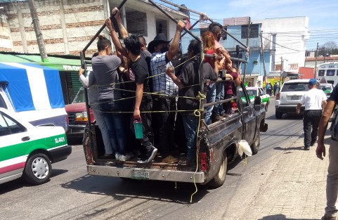 Sobre la avenida Ebano, se puede ver desde hace ya varias semanas a mucha gente sin cubrebocas, incluso haciendo actividades normales. En la imagen un grupo de personas viajan en una camioneta sin respetar la sana distancia.  
