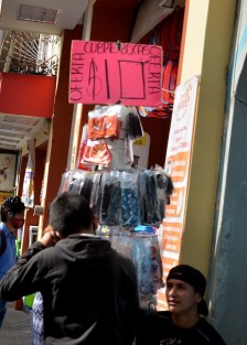 Cómprele cubrebocas al vendedor, para que saque para comprarse el suyo.
