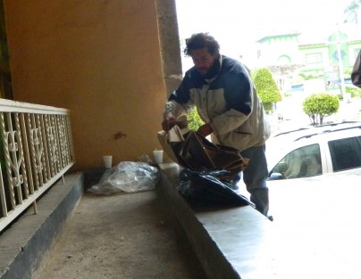 En Tlapacoyan, adultos mayores en situación de calle son ayudados por protección civil.