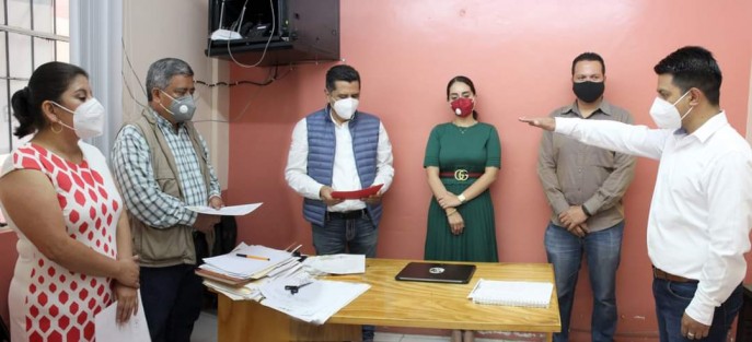Con la presencia del Alcalde Mario Antonio Chama Díaz, la Síndica Municipal Zayra del Carmen Martínez Andrade y la Presidenta del DIF Municipal, Mara Chama Villa, se llevó a cabo el nombramiento del Lic. Víctor Hugo Zavaleta Anell como el titular del Registro Civil en Teocelo; el Lic. Erick Cid García, Oficial del Registro Civil de Cosautlán de Carvajal y Coordinador de Oficiales del Registro Civil de la Zona Coatepec, fue el encargado de dar el nombramiento y tomar protesta de ley en representación del Director General del Registro Civil del Estado, Lic. Arturo Domínguez Galván.