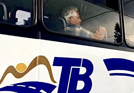 No, no es el inmune Donald Trump viajando en un Banderilla, es un banderillense de boca tan grande que no ha encontrado un cubrebocas de su talla.  Mientras, chofer y demás pasajeros a aguantar...