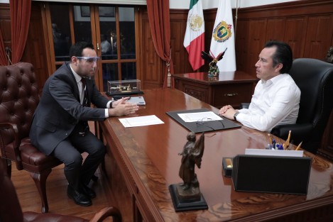 El gobernador Cuitláhuac García Jiménez convocó a los cabildos del estado a cerrar filas para aprobar el plan de reestructuración de la deuda bursátil, impagable, que 199 municipios contrajeron en 2008 y que actualmente asciende a poco más de mil 400 millones de pesos.