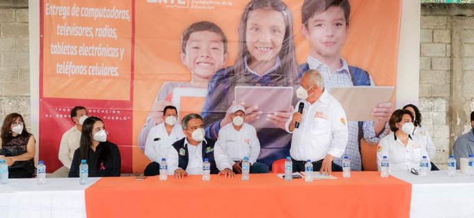 Autoridades municipales de  Teocelo,encabezados por el Alcalde Mario Antonio Chama Díaz, la Síndica Municipal, Zayra del Carmen Martínez Andrade, y la Presidenta del Sistema Municipal DIF Teocelo, Mara Chama Villa y la Titular del Área de Educación del Ayuntamiento, Norma Angélica Castillo Pale, recibieron al Secretario General de la Sección 32 del SNTE, Prof. Lázaro Medina Barragán y a su equipo en la Comunidad de Llano Grande, donde entregaron equipos electrónicos a estudiantes de las comunidades de Monte Blanco, Llano Grande y Cabecera Municipal, como parte del programa Nacional <em>Quédate en casa, pero quédate en clase</em>.

