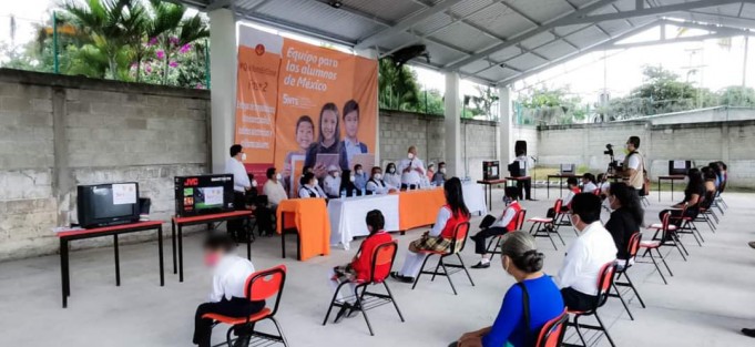 Autoridades municipales de  Teocelo,encabezados por el Alcalde Mario Antonio Chama Díaz, la Síndica Municipal, Zayra del Carmen Martínez Andrade, y la Presidenta del Sistema Municipal DIF Teocelo, Mara Chama Villa y la Titular del Área de Educación del Ayuntamiento, Norma Angélica Castillo Pale, recibieron al Secretario General de la Sección 32 del SNTE, Prof. Lázaro Medina Barragán y a su equipo en la Comunidad de Llano Grande, donde entregaron equipos electrónicos a estudiantes de las comunidades de Monte Blanco, Llano Grande y Cabecera Municipal, como parte del programa Nacional <em>Quédate en casa, pero quédate en clase</em>.