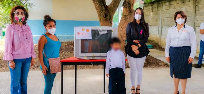 Autoridades municipales de  Teocelo,encabezados por el Alcalde Mario Antonio Chama Díaz, la Síndica Municipal, Zayra del Carmen Martínez Andrade, y la Presidenta del Sistema Municipal DIF Teocelo, Mara Chama Villa y la Titular del Área de Educación del Ayuntamiento, Norma Angélica Castillo Pale, recibieron al Secretario General de la Sección 32 del SNTE, Prof. Lázaro Medina Barragán y a su equipo en la Comunidad de Llano Grande, donde entregaron equipos electrónicos a estudiantes de las comunidades de Monte Blanco, Llano Grande y Cabecera Municipal, como parte del programa Nacional <em>Quédate en casa, pero quédate en clase</em>.