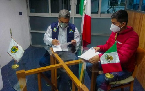 El alcalde de Teocelo, Mario Antonio Chama Díaz,  firmó del acta de entrega-recepción de la obra Mantenimiento del camino Teocelo - Texin, del km. 0+000 al km. 1+300 y del km. 1+550 al km. 7+700, con la SIOP y la empresa constructora Huaxul y Asociados S.A de C. V. 