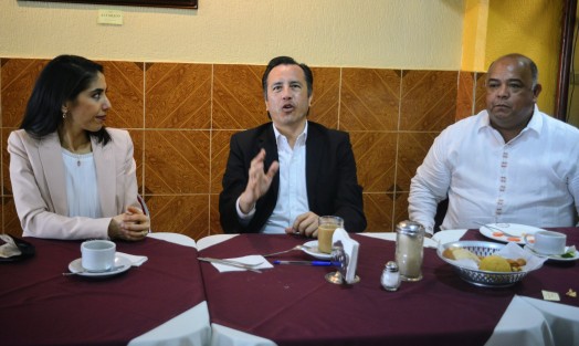 Cuitláhuac García Jiménez, gobernador de Veracruz, en compañía de la fiscal general Verónica Hernández Giadáns y el secretario de gobierno, Eric Cisneros Burgos, ofrecieron una conferencia de prensa en conocido café del centro de Xalapa.
