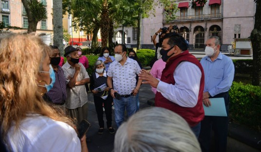 Autoridades municipales recorrieron  el parque Juárez en compañía de comerciantes para afinar detalles  para la apertura de sus casetas. Por ahora sólo algunos boleros y vendedores de alimentos podrán reabrir.  
