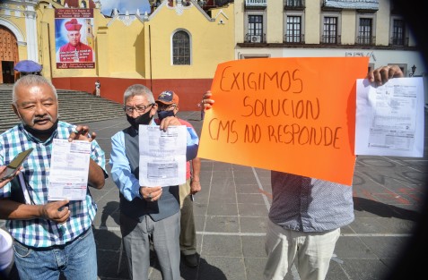 Xalapeños de distintas colonias se manifestaron en plaza Lerdo y posteriormente frente a palacio municipal contra CMAS por altos cobros en el recibo de agua, los que van de 20 mil a 100 mil pesos cuando antes pagaban menos de 300 pesos. 
