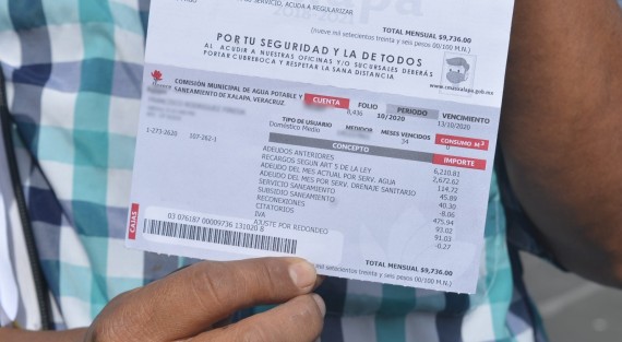 Xalapeños de distintas colonias se manifestaron en plaza Lerdo y posteriormente frente a palacio municipal contra CMAS por altos cobros en el recibo de agua, los que van de 20 mil a 100 mil pesos cuando antes pagaban menos de 300 pesos. 