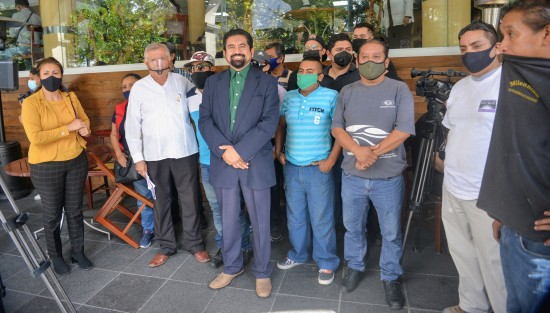 Armando Rivero, abogado y vecino de la avenida Ruiz Cortines, en compañía de vecinos del lugar rechazaron el proyecto de la Ciclovía que pretende construir el actual ayuntamiento de Xalapa, ya que dicen que la obra acabará con el comercio del lugar. 