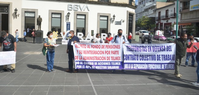 Jubilados de TELMEX se manifestaron en Plaza Lerdo para que se respete el fondo de pensiones, y para rechazar el cambio de parte de su salario por acciones de la empresa.