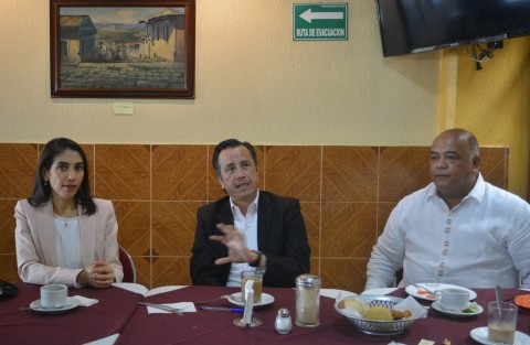 El Gobernador de Veracruz, Cuitláhuac García Jiménez, respondió a los cuestionamientos de la prensa, sobre diversos temas, durante una improvisada conferencia de prensa en un café del centro de Xalapa.