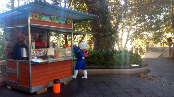 Luego de sanitizar las casetas, bancas y puestos, este miércoles fue reabierto parcialmente el parque Benito Juárez de Xalapa. Personal del Ayuntamiento colocó vallas y cintas en los sitios donde no puede haber   visitantes. 