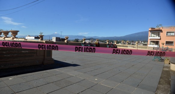 Luego de sanitizar las casetas, bancas y puestos, este miércoles fue reabierto parcialmente el parque Benito Juárez de Xalapa. Personal del Ayuntamiento colocó vallas y cintas en los sitios donde no puede haber   visitantes. 