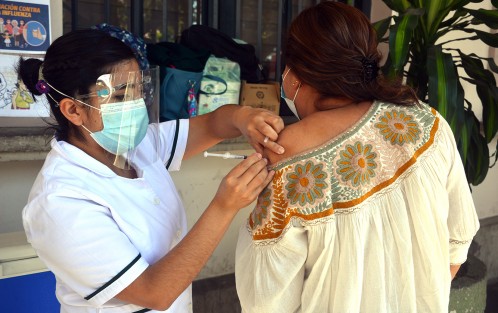 En varios puntos del centro de Xalapa personal del IMSS continúa con la vacunación contra la influenza. La campaña concluye el 31 de diciembre de 2020; por ahora la prioridad es población vulnerable como ancianos, diabéticos, niños menores, hipertensos y demás.   