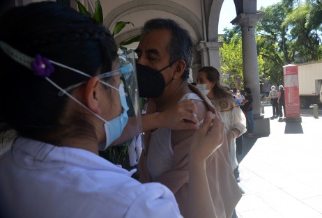 En varios puntos del centro de Xalapa personal del IMSS continúa con la vacunación contra la influenza. La campaña concluye el 31 de diciembre de 2020; por ahora la prioridad es población vulnerable como ancianos, diabéticos, niños menores, hipertensos y demás.   