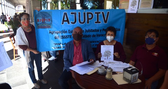 Integrantes de la Asociación de Jubilados y Pensionados del ISSSTE de Veracruz (AJUPIV) exigieron a las autoridades estatales el pago de seguros y prestaciones que datan desde hace entre 6 y 8 años,y al ser pensionados federales, corresponderían a la federación, pero ellos responsabilizan a la SEV. 