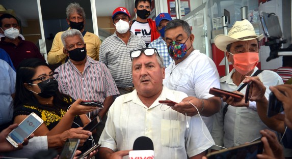 Agentes municipales de Alto Lucero acusaron al presidente de Municipal Javier Castillo Viveros, de no pagarles el sueldo que por ley está establecido. Dicen que en varias ocasiones se lo han solicitado sin que hasta el momento les haya dado un solo peso durante varios años. Piden ayuda de las autoridades estatales.