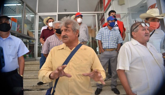Agentes municipales de Alto Lucero acusaron al presidente de Municipal Javier Castillo Viveros, de no pagarles el sueldo que por ley está establecido. Dicen que en varias ocasiones se lo han solicitado sin que hasta el momento les haya dado un solo peso durante varios años. Piden ayuda de las autoridades estatales.
