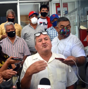 Agentes municipales de Alto Lucero acusaron al presidente de Municipal Javier Castillo Viveros, de no pagarles el sueldo que por ley está establecido. Dicen que en varias ocasiones se lo han soliciado sin que hasta el momento les haya dado un solo peso durante varios años. Piden ayuda de las autoridades estatales. Cabe señalar que vacíos en la ley estatal han propiciado este problema en la mayoría de los municipios, aunado al desconocimiento de la autoridad municipal de la Ley Orgánica Municipal, y con ello la falta de presupuesto para los pagos. 