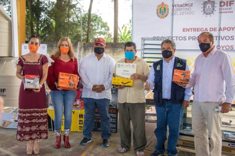 Con la visita del Secretario de Gobierno, Ing., Eric Patrocinio Cisneros Burgos, el Sistema Municipal DIF Teocelo que preside Mara Chama Villa en coordinación con el DIF Estatal que dirige la Lic. Rebeca Quintanar Barceló y el H. Ayuntamiento de Teocelo que encabeza el Alcalde Mario Antonio Chama Díaz, se llevó la entrega de Apoyos Productivos a los habitantes de la Tierra del Dios Tigre.