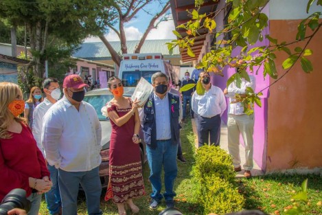 La Presidenta del DIF Municipal, Mara Chama Villa agradeció al Secretario de Gobierno Eric Cisneros Burgos, a la Directora del DIF Estatal Rebeca Quintanar Barceló y de manera especial al Gobernador del Estado de Veracruz, Cuitláhuac García Jiménez, por el respaldo que le brindan al DIF Municipal para poder beneficiar con diversos programas a las niñas, niños, adultos mayores y personas en situación de vulnerabilidad a tener una mejor calidad de vida. 
