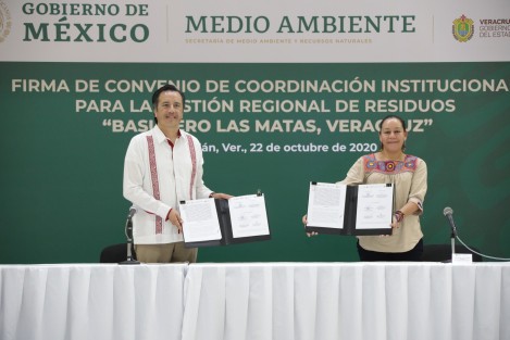 El gobernador Cuitláhuac García Jiménez, acompañado por la secretaria de Medio Ambiente y Recursos Naturales, María Luisa Albores, firmó el convenio de coordinación institucional para la gestión regional de residuos del basurero Las Matas, en el que también participan los municipios de Coatzacoalcos, Cosoleacaque y Minatitlán.