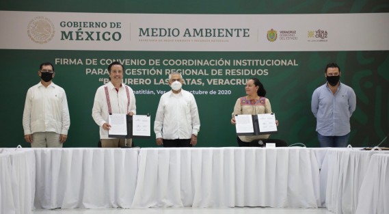 El gobernador Cuitláhuac García Jiménez, acompañado por la secretaria de Medio Ambiente y Recursos Naturales, María Luisa Albores, firmó el convenio de coordinación institucional para la gestión regional de residuos del basurero Las Matas, en el que también participan los municipios de Coatzacoalcos, Cosoleacaque y Minatitlán. 