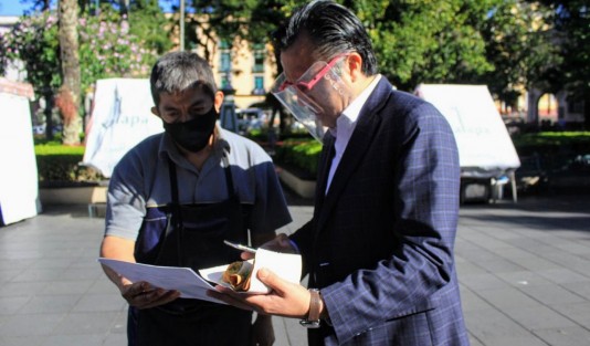 El gobernador Cuitláhuac García Jiménez salió esta mañana al parque Benito Juárez para comprar los tradicionales tacos de canasta durante el trayecto de regreso a su oficina atendió algunos ciudadanos y dio una pequeña entrevista a medios de comunicación.