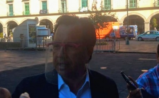 El gobernador Cuitláhuac García Jiménez salió esta mañana al parque Benito Juárez para comprar los tradicionales tacos de canasta durante el trayecto de regreso a su oficina atendió algunos ciudadanos y dio una pequeña entrevista a medios de comunicación.