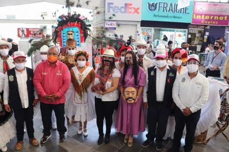 El Alcalde de Teocelo Mario Antonio Chama Díaz y la Presidenta del Sistema Municipal DIF Teocelo, Mara Chama Villa, fueron los encargados de presentar a las autoridades estatales de Puebla y Veracruz los productos y artesanías elaborados  por manos Teocelanas.  