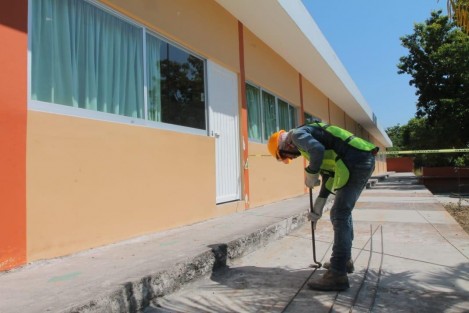 El Instituto de Espacios Educativos del Estado de Veracruz (IEEV) lleva a cabo la construcción de un aula de medios, rehabilitación de sanitarios y obra exterior en la Primaria Ignacio Manuel Altamirano de la localidad Buena Vista, municipio de Emiliano Zapata. 