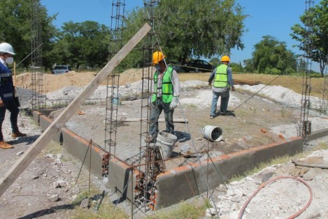 El Instituto de Espacios Educativos del Estado de Veracruz (IEEV) lleva a cabo la construcción de un aula de medios, rehabilitación de sanitarios y obra exterior en la Primaria Ignacio Manuel Altamirano de la localidad  Buena Vista, municipio de Emiliano Zapata. 