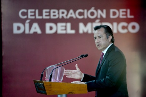 Los momentos que nos ha hecho vivir la emergencia por coronavirus ponen a toda prueba el humanismo; sin embargo, hay quienes fueron más allá por la gran vocación de auxiliar, servir y tenderle la mano al prójimo cuando más lo necesitaba, expresó el gobernador Cuitláhuac García Jiménez en el marco del Día de las Médicas y los Médicos.