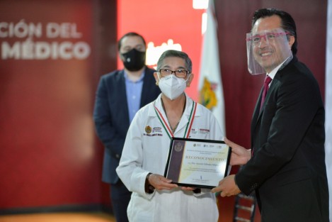 Tras honrar la memoria del personal que ha fallecido enfrentando al COVID-19, el mandatario afirmó que no podemos dejar de laurear a quienes encarnan la vocación de salvar vidas arriesgando la propia. <em>Muchos ayudaron, pero otros se distinguieron por atender en lo humanamente posible; a ellos les debemos el poder afrontar esta situación con relativo éxito</em>.