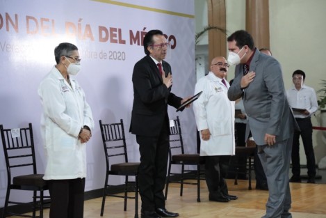 El Gobernador Cuitláhuac García entregó reconocimiento a médicos veracruzanos en su día, por su invaluable trabajo que han realizado, especialmente en estos tiempos, en que el mundo se convulsiona por un virus.