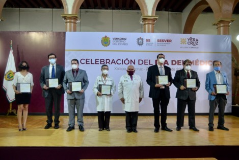 El Gobernador Cuitláhuac García entregó reconocimiento a médicos veracruzanos en su día, por su invaluable trabajo que han realizado, especialmente en estos tiempos, en que el mundo se convulsiona por un virus.