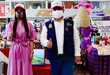 El Alcalde de Teocelo Mario Antonio Chama Díaz y la Presidenta del Sistema Municipal DIF Teocelo, Mara Chama Villa, fueron los encargados de presentar a las autoridades estatales de Puebla y Veracruz los productos y artesanías elaborados por manos Teocelanas. 
