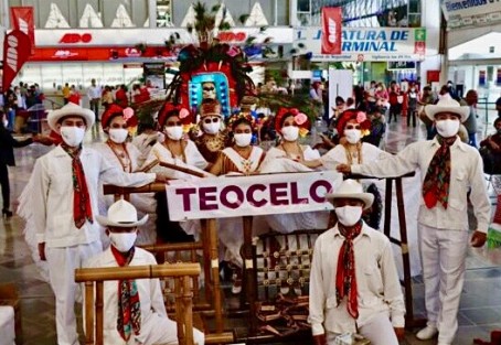 El Alcalde de Teocelo Mario Antonio Chama Díaz y la Presidenta del Sistema Municipal DIF Teocelo, Mara Chama Villa, fueron los encargados de presentar a las autoridades estatales de Puebla y Veracruz los productos y artesanías elaborados por manos Teocelanas. 
