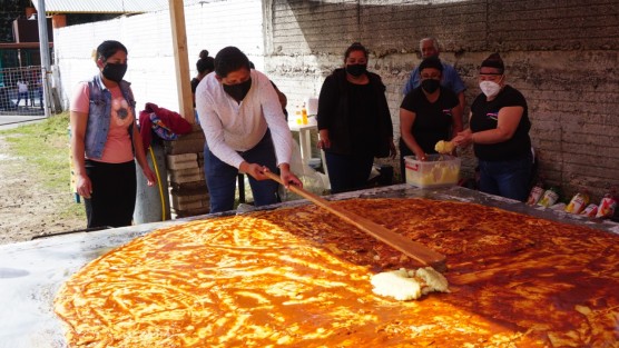 La asociación civil Uniendo Fuerzas con el Güero Andrade, en Altotonga, Ver., se dio a la tarea de promocionar su localidad con una garnacha  gigante, este domingo.  