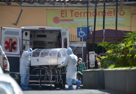 Gran expectativa se generó en los alrededores del hospital Dr. Luis F. Nachón luego que fuera trasladado  un paciente de SARS-COV2.  Oficiales del lugar cerraron la calle como protocolo del hospital.