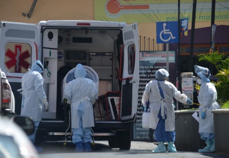 Gran expectativa se generó en los alrededores del hospital Dr. Luis F. Nachón luego que fuera trasladado  un paciente de SARS-COV2.  Oficiales del lugar cerraron la calle como protocolo del hospital.