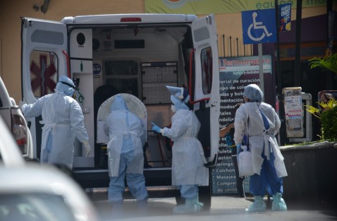 Gran expectativa se generó en los alrededores del hospital Dr. Luis F. Nachón luego que fuera trasladado un paciente de SARS-COV2. Oficiales del lugar cerraron la calle como protocolo del hospital.  