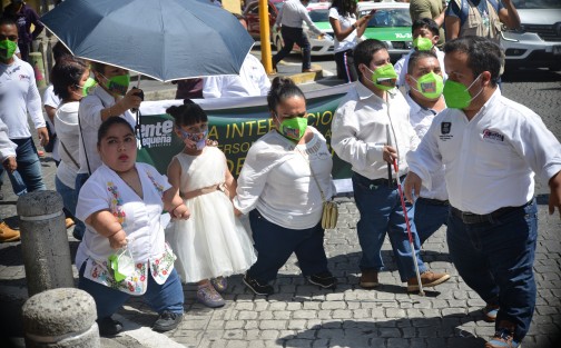 Jacob Zayas García, presidente de la asociación civil <em>Gente Pequeña</em> Veracruz, encabezó la marcha por el Día Internacional de Personas de Talla Baja, que se conmemora casa.
