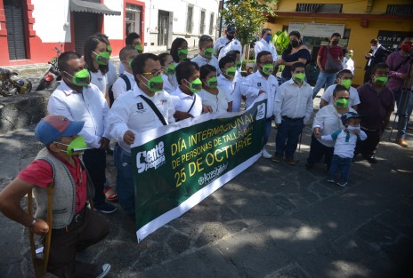Integrantes de la asociación civil <em>Gente Pequeña</em> Veracruz, marcharon por calles del centro de Xalapa,  con motivo de haberse conmemorado este 25 de octubre el  Día Mundial de las Personas con Talla Baja. El propósito de la marcha es hacer visible a la sociedad su demanda a no ser discriminados por su baja estatura, misma que en muchos casos es por problemas óseos. 