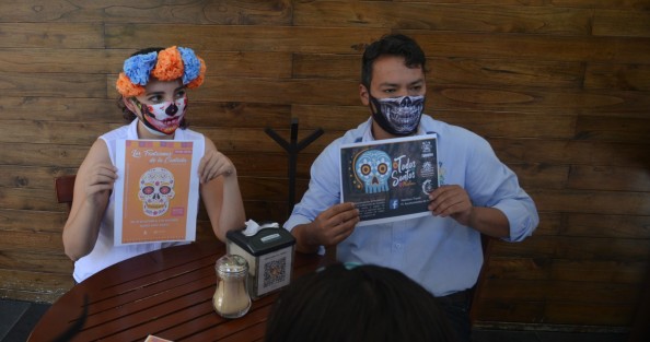 El director de turismo municipal de Naolinco, Arturo Escobar, invitó a seguir a través de las redes sociales de ese Ayuntamiento, las diversas actividades que realizan por las fiestas de Todos Santos y Día de Muertos, obligadas este año a realizarse de manera virtual, debido a la pandemia. 
